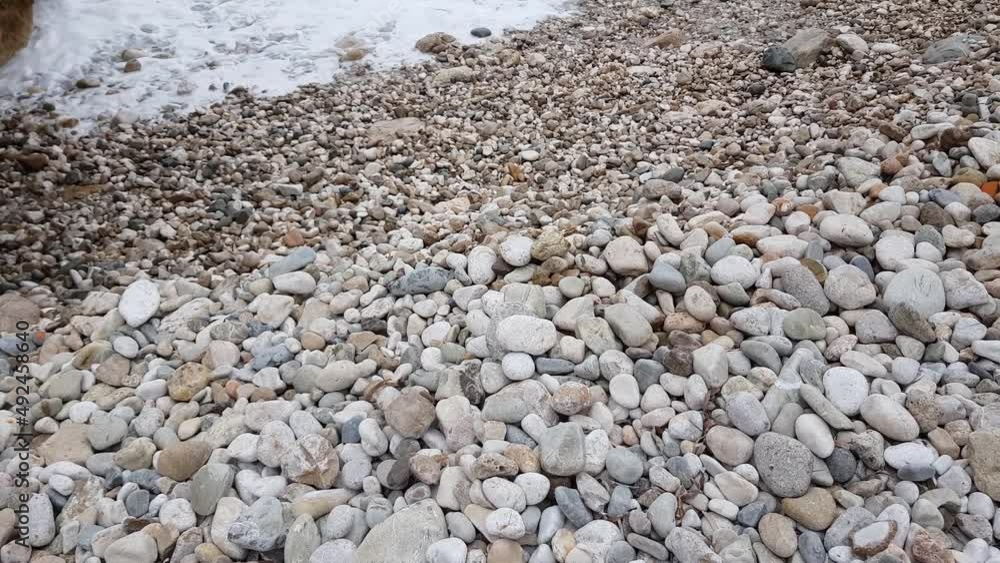 grosses vagues cassant sur une plage - Côte d'Azur