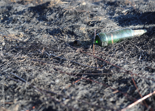 Pożar łąki - spalone trawy - butelka - lekkomyślność - niebezpieczeństwo - wypalanie traw photo