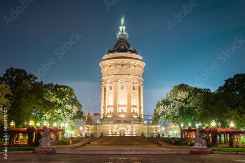 Obraz na płótnie Wasserturm Mannheim bei Nacht