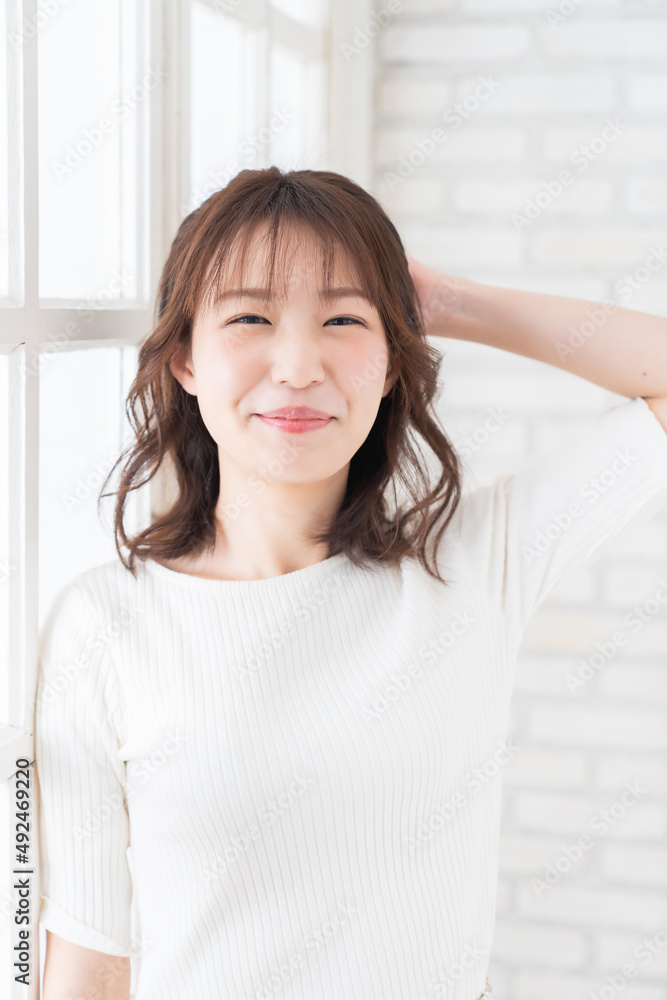 部屋でリラックスする女性 部屋でリラックスする女性