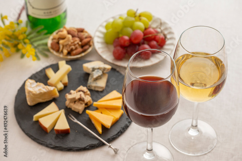 ワインとチーズの盛り合わせ、果物とナッツ