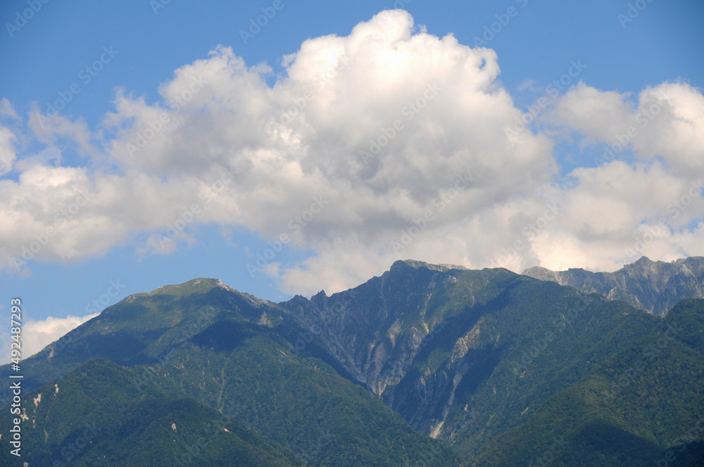 夏の雲の下の木曽山脈