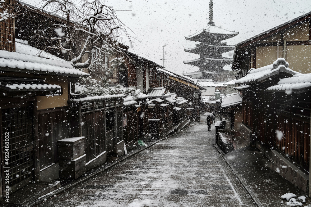 Fototapeta premium 雪の京都・東山八坂通の風景