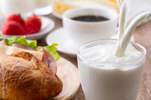 朝食に牛乳を飲む © BRAD