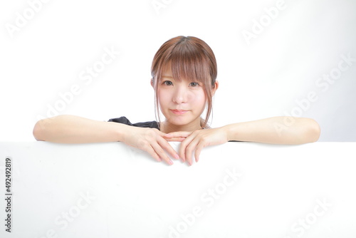 ボードを指さす女性