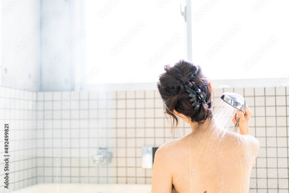 お風呂でシャワーを浴びる若い女性 Stock Photo Adobe Stock お風呂でシャワーを浴びる若い女性 Stock Photo Adobe Stock