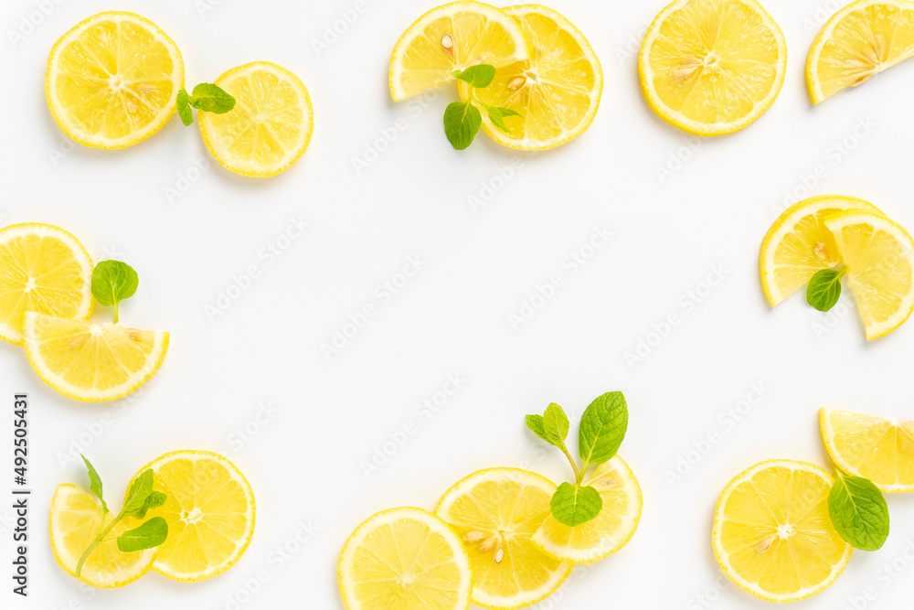 白背景のレモンとミントの葉のフレーム
