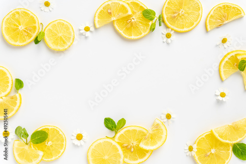白背景のレモンと花とグリーンのフレーム photo