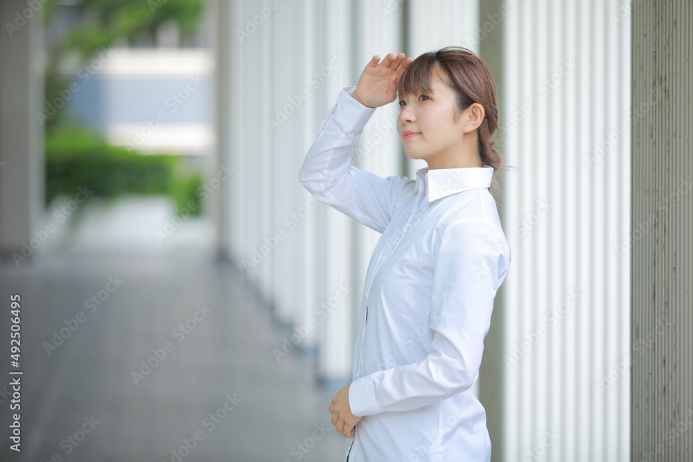 オフィス街の女性 オフィス街の女性