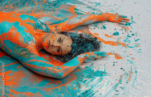 Foto Head and upper body of expressive sexy naked woman lying elegant on the floor in
