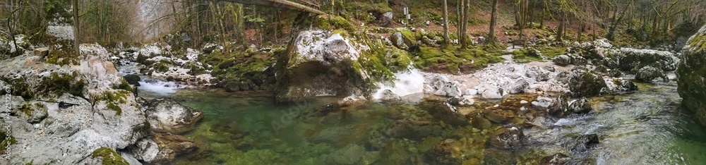 Rivière sauvage de montagne en chartreuse - gorges du Frou