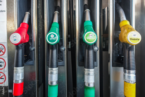 Hausse du prix des carburants dans les stations essence photo