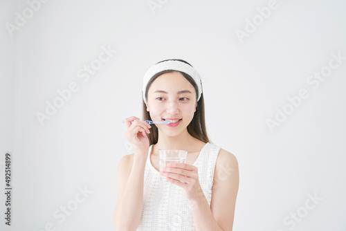 女性　歯磨き　白背景