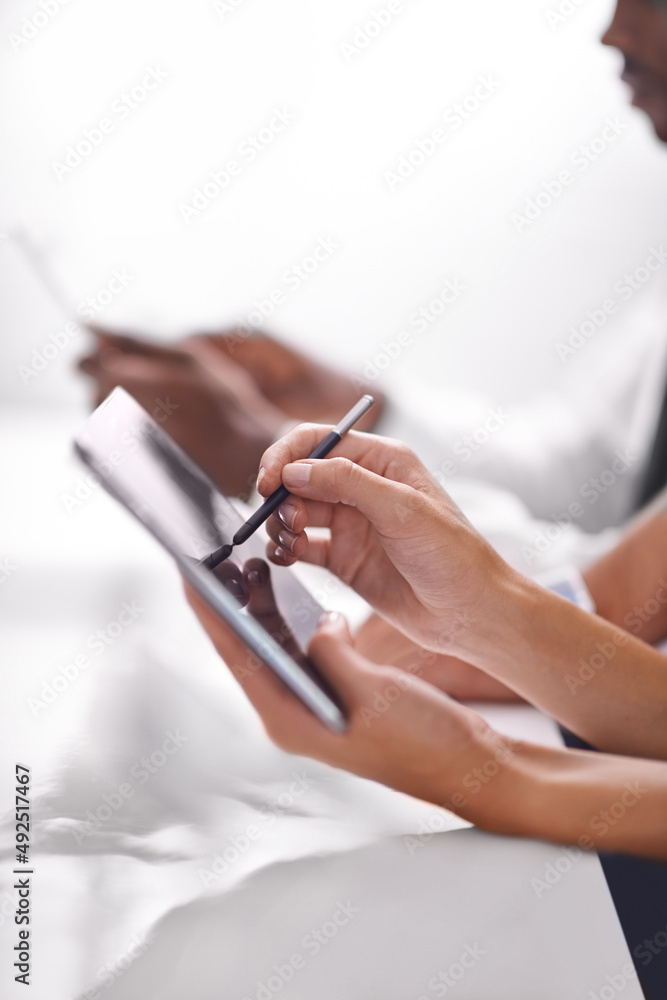 Obraz premium Broadening the horizons of business with technology. Cropped shot of two businesspeople using their touchpads.