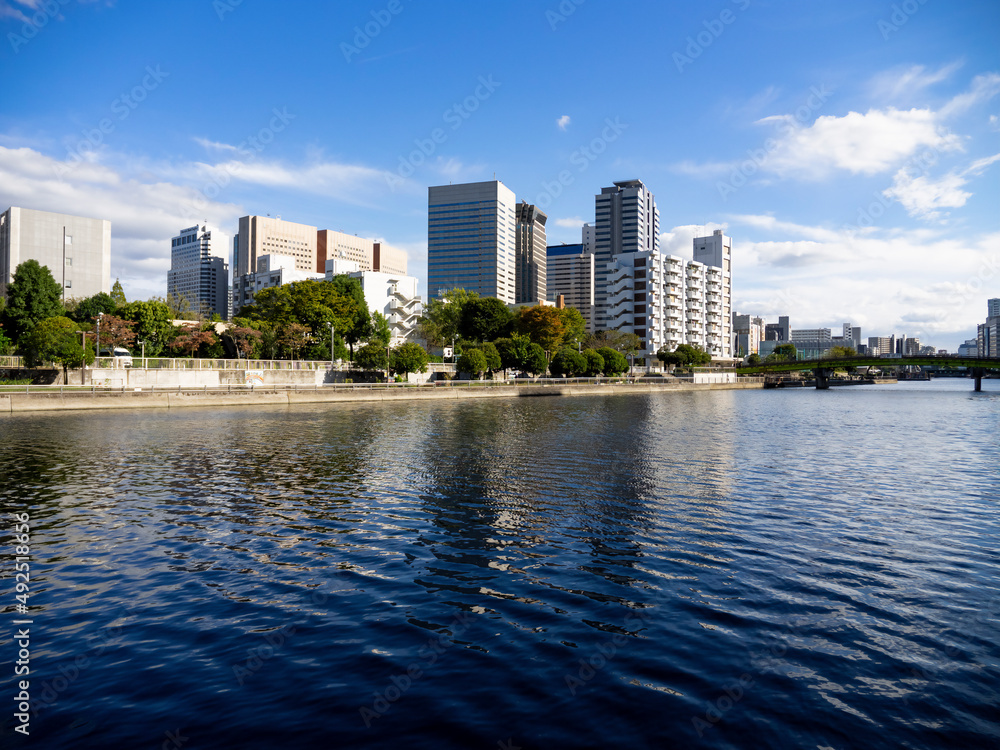 東京の運河と近代的な建物群のある風景 東京の運河と近代的な建物群のある風景