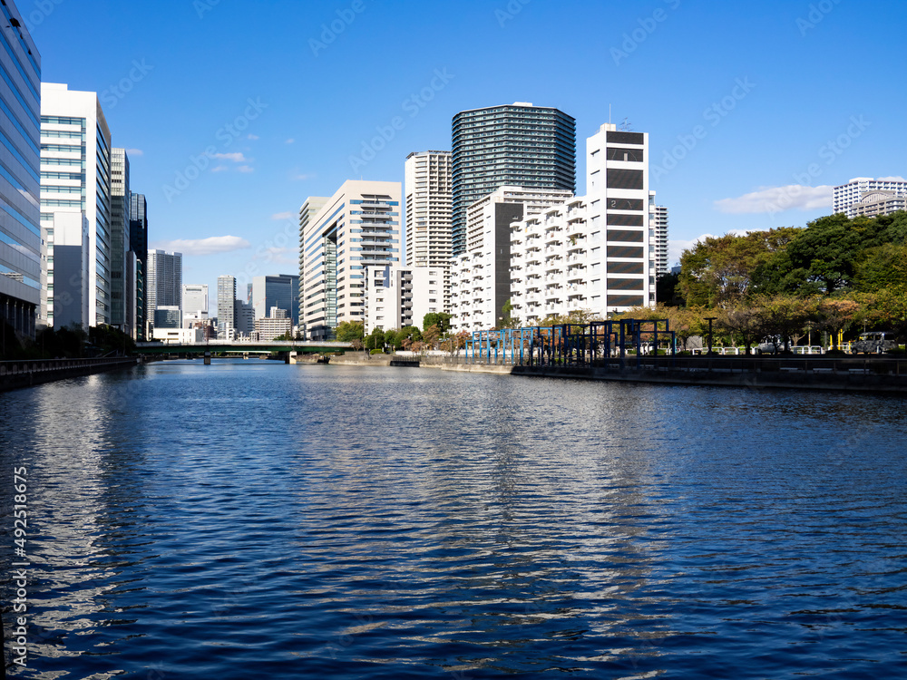 東京の運河と近代的な建物群のある風景