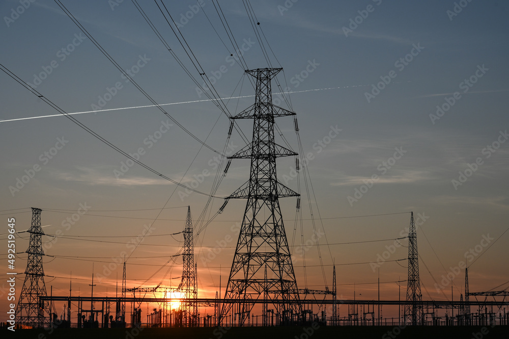 electricité electrique ligne cable pilone soleil ciel environnement planete climat