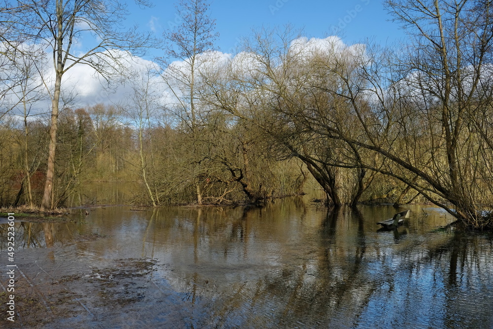 Parkanlage Grünanalge von Wasser überschwemmt Parkanlage Grünanalge von Wasser überschwemmt