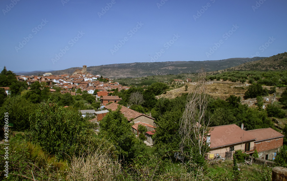 Vista panorámica de Hervás, un pequeño pueblo situado en el norte de Cáceres, Extremadura, España. Tejados tradicionales de las casas típicas y rurales de un pueblo extremeño.