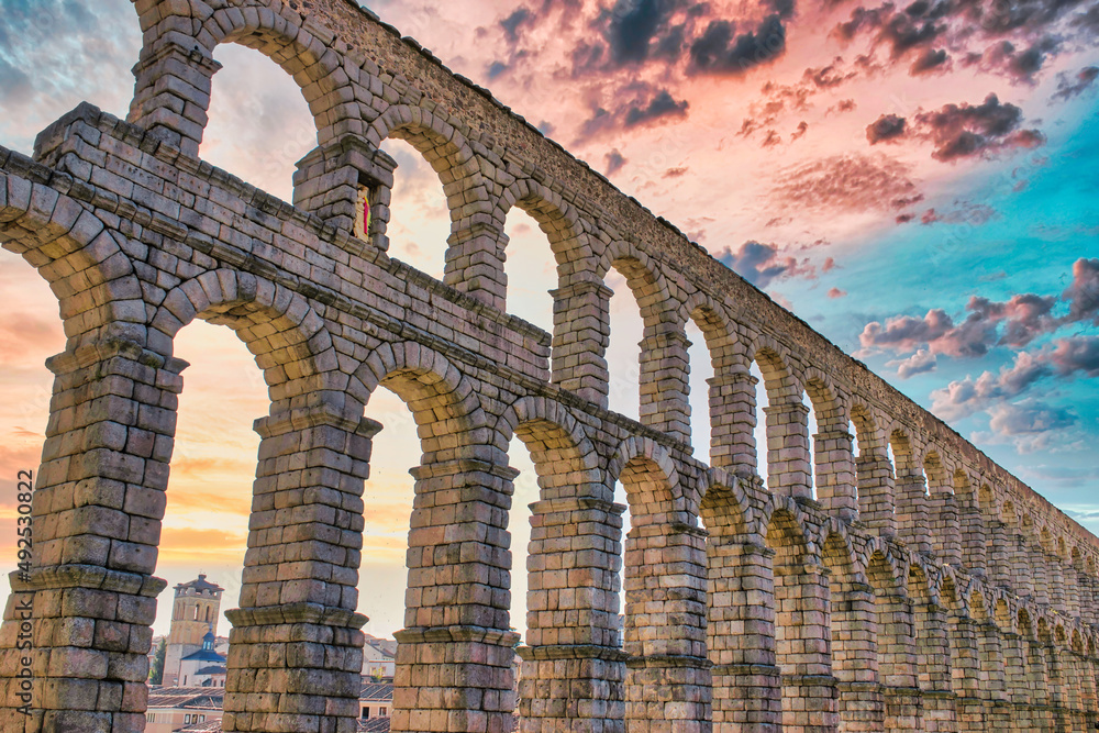 Majestuoso acueducto romano de Segovia con casi dos mil años de antiguedad, España - obrazy, fototapety, plakaty 