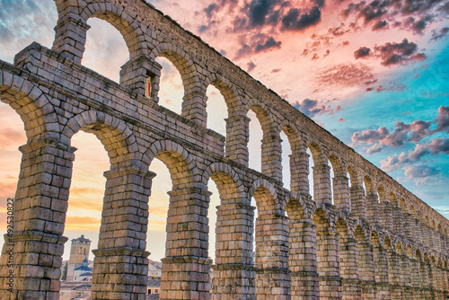 Majestuoso acueducto romano de Segovia con casi dos mil años de antiguedad, España photo