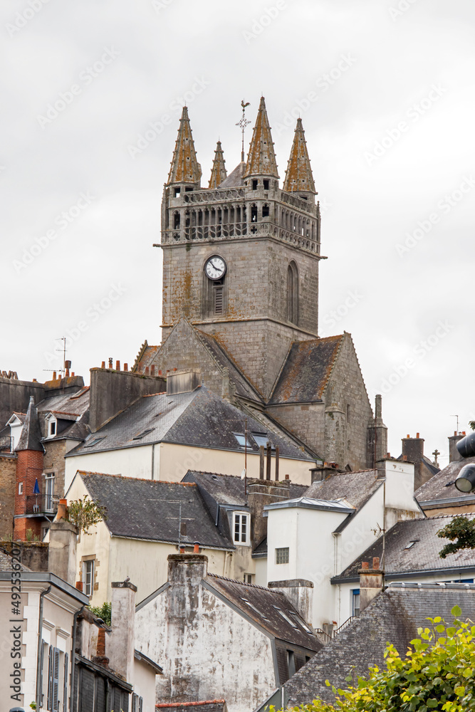 Quimperlé. Eglise Notre-Dame de l'Assomption vue depuis la place du Général de Gaulle. Finistère. Bretagne	