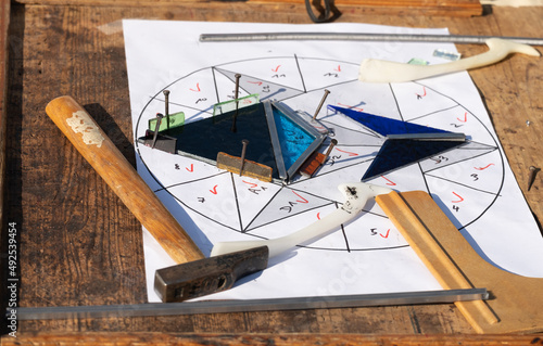 Fotografia Work table of a craftsman who makes Tiffany-style lead-bonded stained-glass lamp