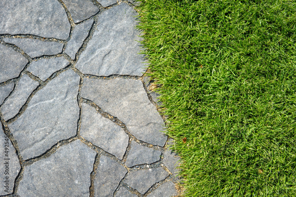 Φωτογραφία The paving and lawn of a modern garden, seen from above