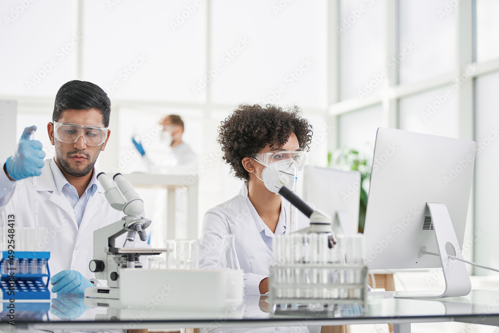 Obraz premium group of employees testing samples in the laboratory.