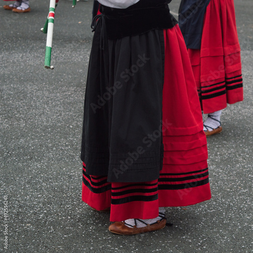 Danseuses basques habillées en costume traditionnel de la province du Labourd photo