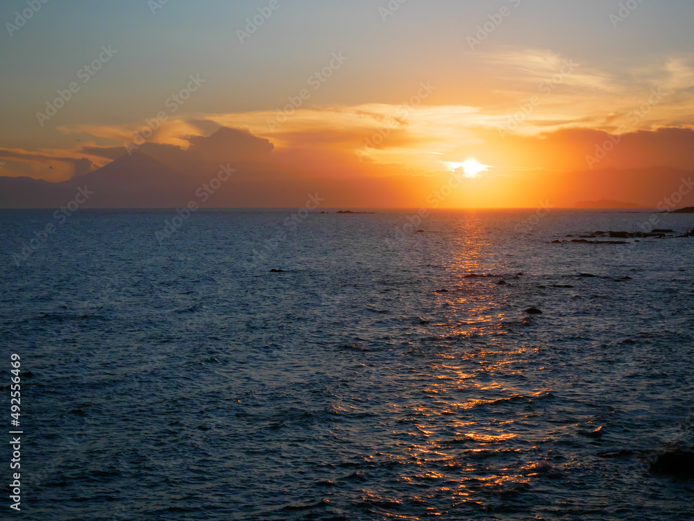 日本、神奈川県、横須賀市、夏、三浦半島から見る相模湾の夕陽