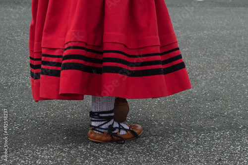 Danse basque mutxiko en tenue traditionnelle photo