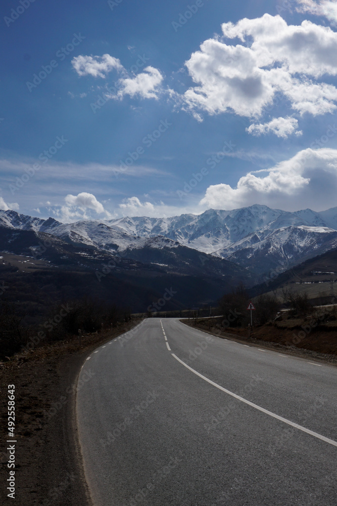 Naklejka premium Road towards mountains