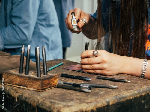 Quadro em tela human hands working with hammer during hand stamping on metal plate