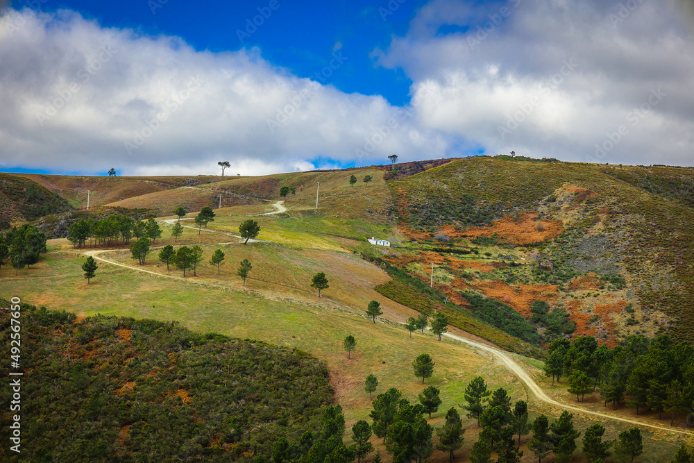 Obraz premium Landscape view of the mountains surrounding the village of Manteigas, located in the Serra da Estrela - Portugal