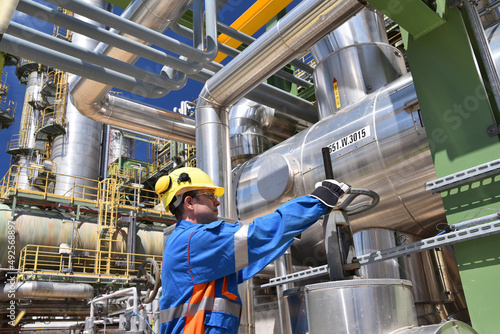 Abdrehen Gasleitungen in Raffinerie // workers in an industrial plant for the production and processing of crude oil photo