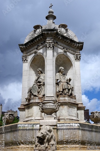 La fontaine Saint-Sulpice, place Saint-Sulpice, sur le parvis de l'église qui lui donne son nom, dans le 6e arrondissement de Paris photo