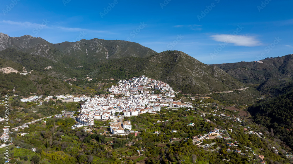 Fototapeta premium vista aérea del municipio de Ojén en la provincia de Málaga, España