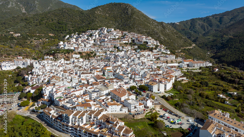 vista aérea del municipio de Ojén en la provincia de Málaga, España