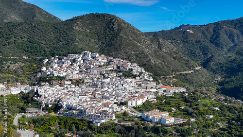vista aérea del municipio de Ojén en la provincia de Málaga, España © Antonio ciero