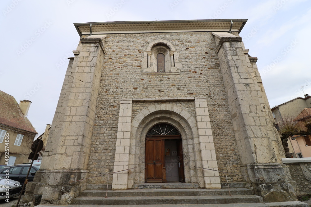 L'église catholique Notre Dame de l'Assomption, vue de l'extérieur, village de Mens, département de l'Isère, France
