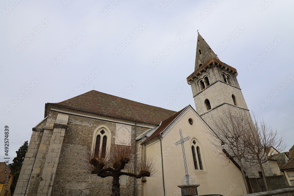 Fototapeta premium L'église catholique Notre Dame de l'Assomption, vue de l'extérieur, village de Mens, département de l'Isère, France