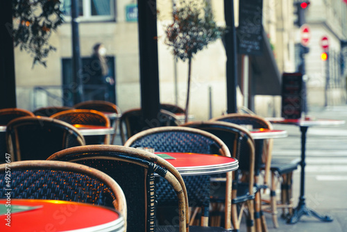 Canvas Print terrace of an empty Parisian restaurant, without customers