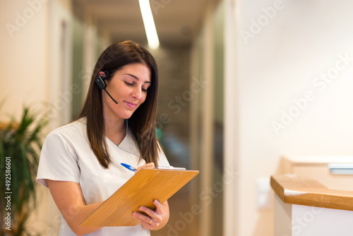 Obraz na plátně Woman taking notes on clipboard in sanatorium