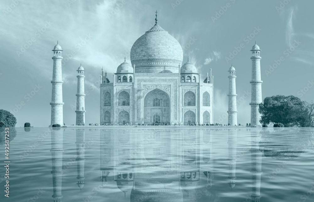 Obraz premium Taj mahal front view with reflection - Agra, India 