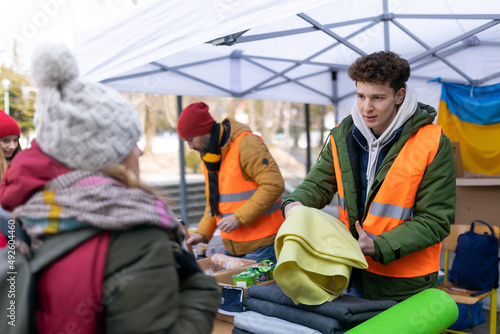 Obraz na płótnie Volunteers distributing blankets and other donations to refugees on the Ukrainian border