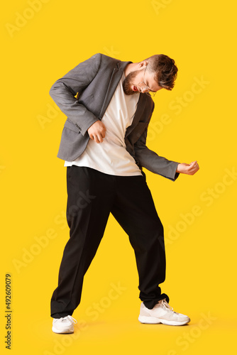 Cool dancing young man on c...