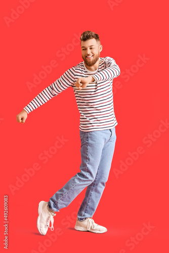 Cool dancing young man on c...