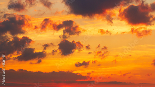 Himmel mit Wolken im Abendrot