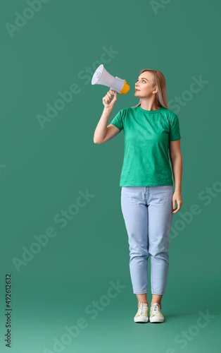 Φωτογραφία Woman with megaphone on green background